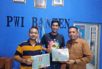 Foto : Ketua PWI Banten Rian Nopandra, serahkan Sertifikat Kompetensi kepada anggota PWI Kabupaten Tangerang