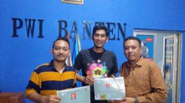 Foto : Ketua PWI Banten Rian Nopandra, serahkan Sertifikat Kompetensi kepada anggota PWI Kabupaten Tangerang