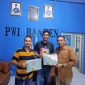Foto : Ketua PWI Banten Rian Nopandra, serahkan Sertifikat Kompetensi kepada anggota PWI Kabupaten Tangerang