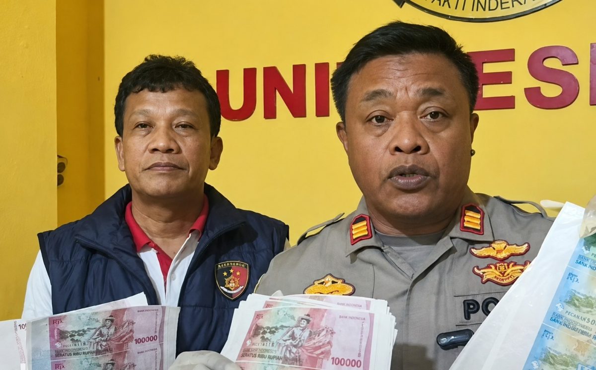 Kapolsek Pakuhaji AKP Prapto Lasono menunjukkan barang bukti uang palsu (Foto: Istimewa)