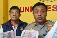 Kapolsek Pakuhaji AKP Prapto Lasono menunjukkan barang bukti uang palsu  (Foto: Istimewa)