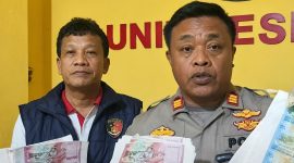 Kapolsek Pakuhaji AKP Prapto Lasono menunjukkan barang bukti uang palsu  (Foto: Istimewa)