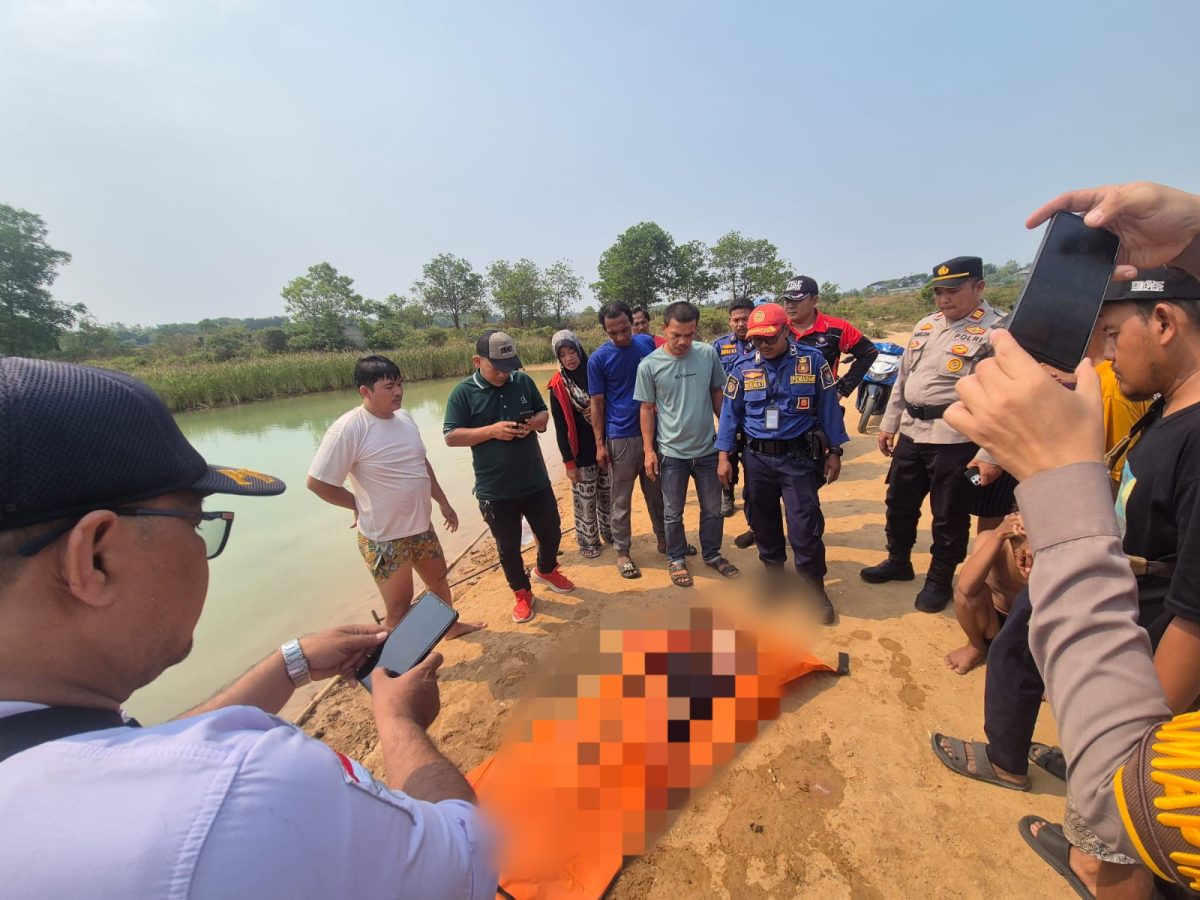 Petugas gabungan mengevakuasi korban tenggelam dari danau bekas galian pasir di Tigaraksa, Kabupaten Tangerang, Foto: Istimewa