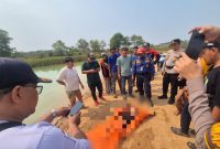 Petugas gabungan mengevakuasi korban tenggelam dari danau bekas galian pasir di Tigaraksa, Kabupaten Tangerang, Foto: Istimewa