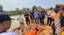 Petugas gabungan mengevakuasi korban tenggelam dari danau bekas galian pasir di Tigaraksa, Kabupaten Tangerang, Foto: Istimewa