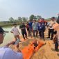 Petugas gabungan mengevakuasi korban tenggelam dari danau bekas galian pasir di Tigaraksa, Kabupaten Tangerang, Foto: Istimewa
