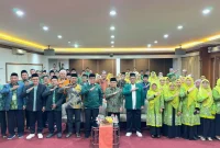 Ketua Umum PB Mathla’ul Anwar Dr. KH Jazuli Juwaini bersama Ketua PW Mathla’ul Anwar Jawa Tengah terpilih Dr. H. Muh. Haris, M.Si dan jajaran pengurus serta peserta Muswil Mathla’ul Anwar Jawa Tengah di Semarang. (Sumber Foto: radarsemarang.id)
