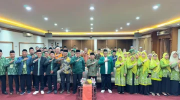 Ketua Umum PB Mathla’ul Anwar Dr. KH Jazuli Juwaini bersama Ketua PW Mathla’ul Anwar Jawa Tengah terpilih Dr. H. Muh. Haris, M.Si dan jajaran pengurus serta peserta Muswil Mathla’ul Anwar Jawa Tengah di Semarang. (Sumber Foto: radarsemarang.id)