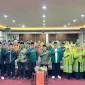 Ketua Umum PB Mathla’ul Anwar Dr. KH Jazuli Juwaini bersama Ketua PW Mathla’ul Anwar Jawa Tengah terpilih Dr. H. Muh. Haris, M.Si dan jajaran pengurus serta peserta Muswil Mathla’ul Anwar Jawa Tengah di Semarang. (Sumber Foto: radarsemarang.id)